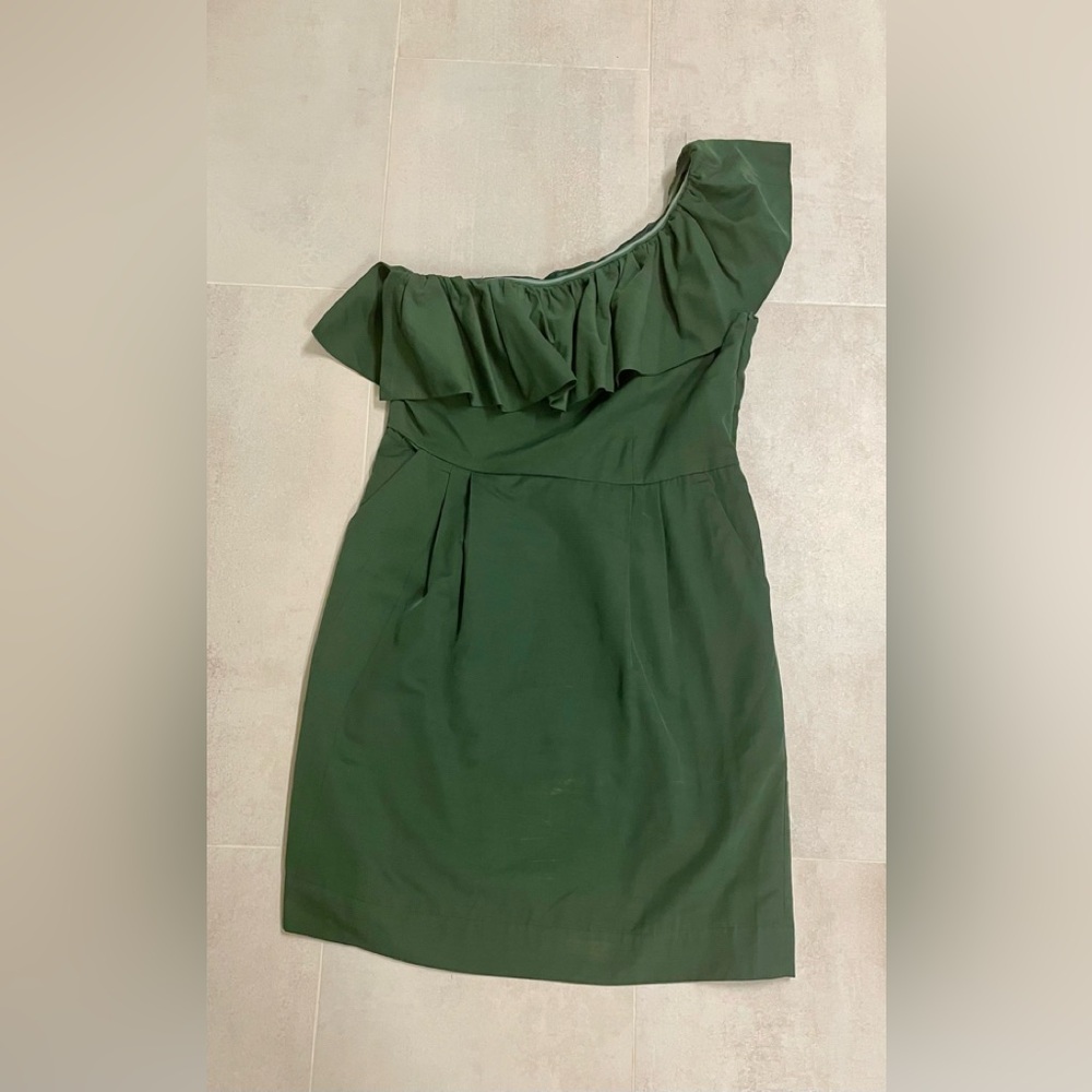 Super cute VERY J women’s one shoulder forest green ruffled dress. Size L.